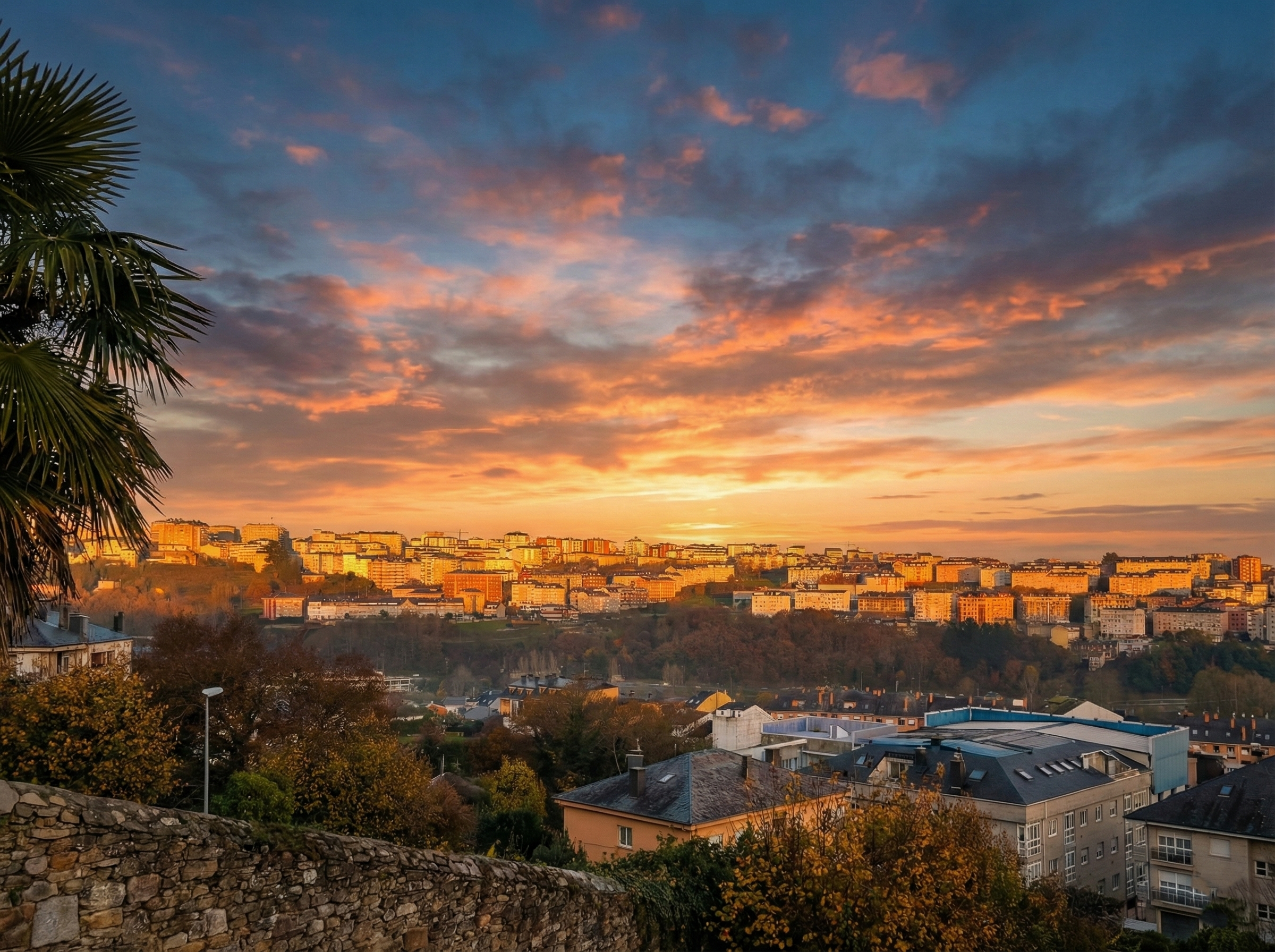 Vista panorámica del atardecer en Lugo, el escenario perfecto para descansar tras una ruta de tapas y comer el mejor pulpo gallego. Alojamiento gestionado por Urbe Lucus.