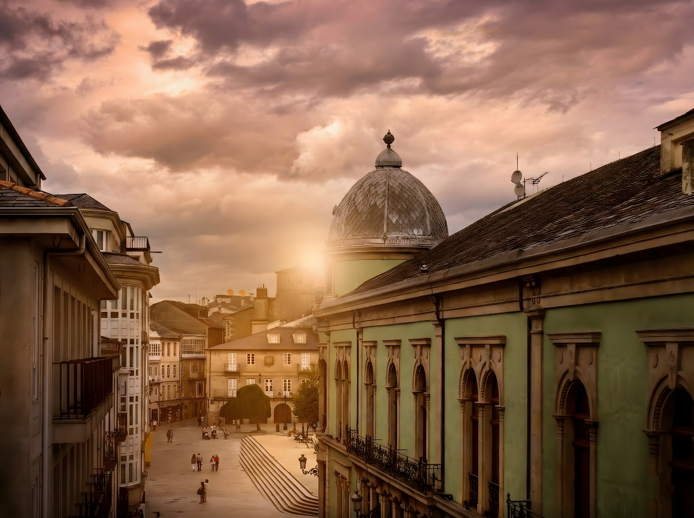 Vista de una calle y plaza en el casco histórico de Lugo durante un atardecer con cielo nublado. A la derecha destaca un edificio histórico con cúpula y arcos. Gente paseando por la zona peatonal. Imagen representativa del turismo cultural y el encanto urbano de Lugo, donde Urbe Lucus ofrece alojamiento.